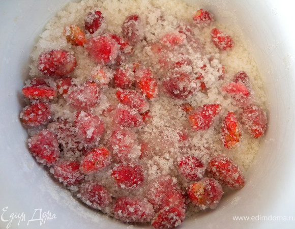 У меня был стакан земляники и я добавила к нему стакан сахара. Оставила (не перемешивая) до растворения сахара (на ночь)