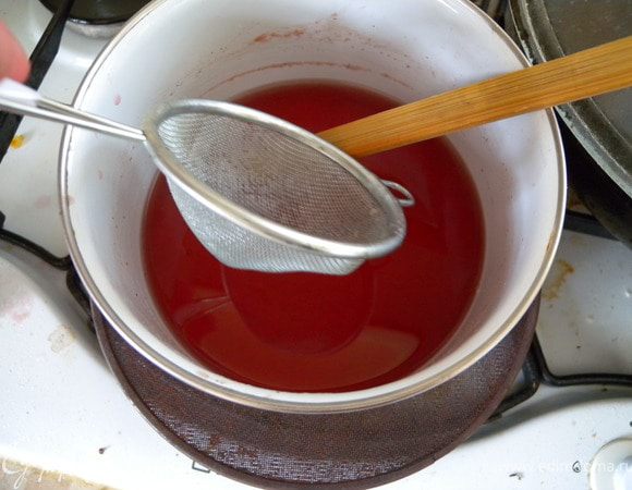 Добавить стакан холодной воды. Не перемешивать. Процедить через сито. Ягодки не должны раздавиться и мякоть не должна попасть в сиром.