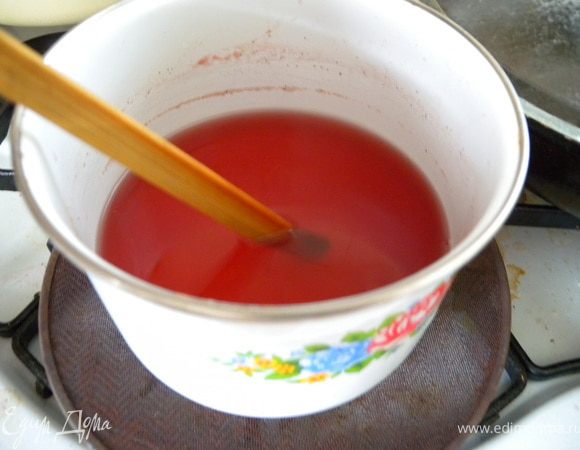 Проварить около 30 минут постоянно помешивая и снимая шумовкой (ситечком) пену