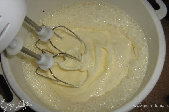 Разогреть духовку до 190’C. Взбить миксером яйца,сливки и горчицу.Приправить специями по вкусу.