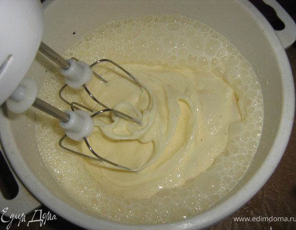 Разогреть духовку до 190’C. 
 Взбить миксером яйца,сливки и горчицу.Приправить специями по вкусу.
