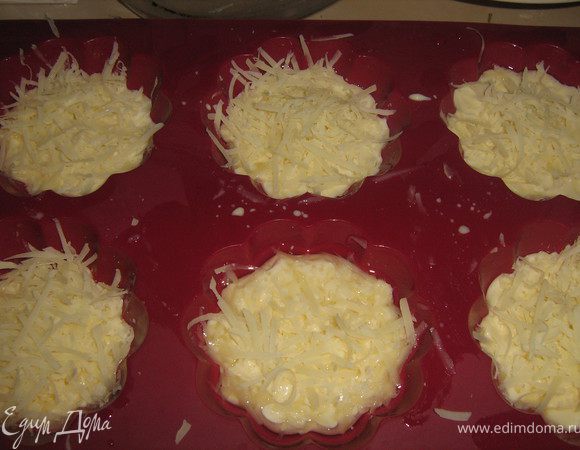 Смазать формы для маффинов растительным маслом. 
 На ¾ заполнить формы яичной смесью. Сверху посыпать сыром. 
 Выпекать в разогретой духовке 10-15 минут. Пока фритаты пекутся отварить в кипящий воде креветки,в течении 3-4 минут.Креветки очистить .