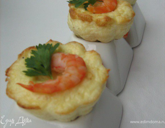 Вынуть из форм. Выложить сверху креветки и зелень. Подавать теплыми или охлажденными.Приятного аппетита!
P.S.Очень вкусные фритаты,идеально для воскресного завтрака,а так же как закуска для фуршета.Креветки можно заменить слабо солёной сёмгой,форелью,даже ломтиком селёдки,закуска смотрится очень эффектно!