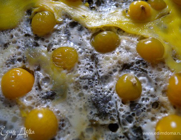 разбить сверху яйца (Можно отделить белки от желтков. белки немножко подбить венчиком. Сначала вылить белки на шпинат  а потом ложкой положить сверху желтки)  посыпать очищенным физалисом. 