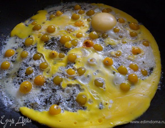 Накрыть крышкой и готовить на маленьком огне до готовности яиц. 