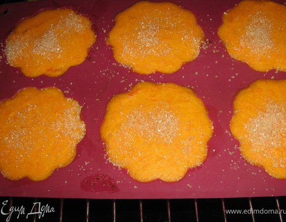 Тыкву очиститьот кожуры и семян,нарезать нв кусочки и отварить или запечь в духовке( я запекаю в микроволновке)

 Готовую тыкву измельчить с помощью блендера в пюре

 Добавить мускатный орех, яйцо, сливки, пармезан, посолить и поперчить по вкусу. 

Переложить тыквенное пюре в формочки для запекания, смазанные маслом.

Запекать 20 минут. Затем посыпать сверху коричневым сахаром и поставить на 1 минуту под гриль.