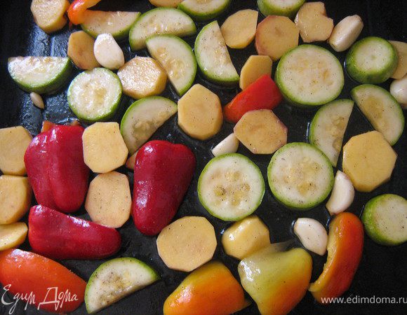 Перец, кабачки и картофель вымыть,перец и картофель очистить,нарезать овощи произвольно. Положить овощи на противень, сбрызнуть оливковым маслом, посолить и поперчить. Запекать вместе с крем-брюле из тыквы.