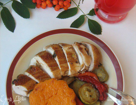 Подавать курицу с запечёнными овощами и тыквенным крем-брюле.Приятного аппетита!