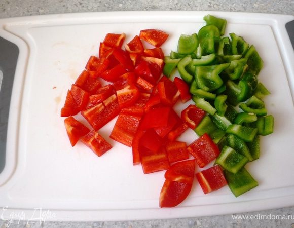 Перец разрезать на четыре части, почистить, промыть и нарезать на небольшие кусочки.