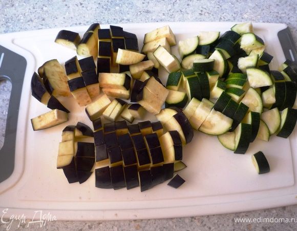 Баклажан и кабачок помыть, отрезать кончики и нарезать на кубики.