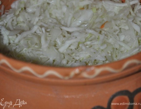 Мясо обжарить на небольшом количестве раст. масла.
На дно жаровни положить пару кусочков сливочного масла, лук, морковь, перец, обжаренное мясо.
Нашинкованную капусту посолить, хорошо помять руками, смешать с рисом. Выложить поверх мяса.