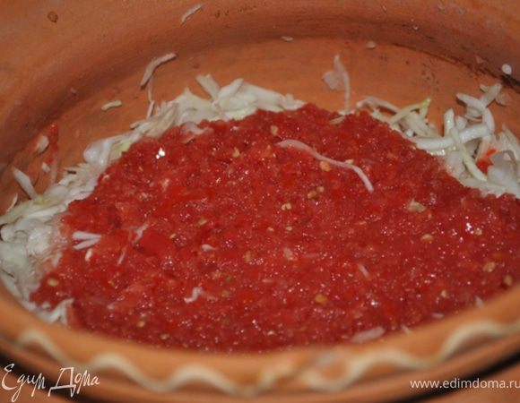 Залить измельченными томатами и водой. Посолить, поперчить.
Поставить в холодную духовку, которую тут же включить на 200 гр.
Примерно через час, когда из духовки поползет приятный аромат   , убавить огонь до 160 гр. и тушить 2-2,5 часа.