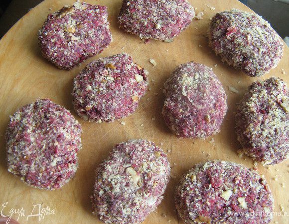 Свеклу потереть на мелкой терке (измельчить в комбайне). В сотейнике растопить сливочое масло, довести до кипения, посолить. Добавить хлопья и тушить, помешивая до загустения,добавить свёклу,птушить всё вместе минут 7-8. Снять с огня. Когда свекольная масса немного остынет добавить порезанные цукаты. Из полученной массы сформировать десерт,в виде котлеток, обвалять их в смеси толченых орехов и цедры. Обжарить в разогретом раст.масле с двух сторон.