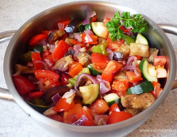 Затем положить томаты и дать закипеть. Приправить солью, перцем и прованскими травами.