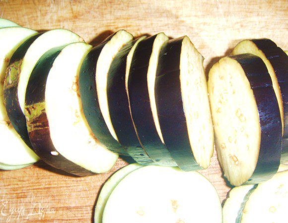 Баклажаны помыть, обсушить и порезать колечками по 0,5 см толщиной. Количество колечек должно быть четное. 