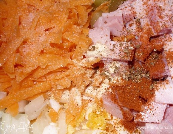 Огурец, ветчину и лук мелко порезать. Морковь по шинковать на крупной тёрке. Яйцо мелко порезать яйцерезкой. Посолить и добавить специи ( красный и черный перецы, сухой чеснок). 