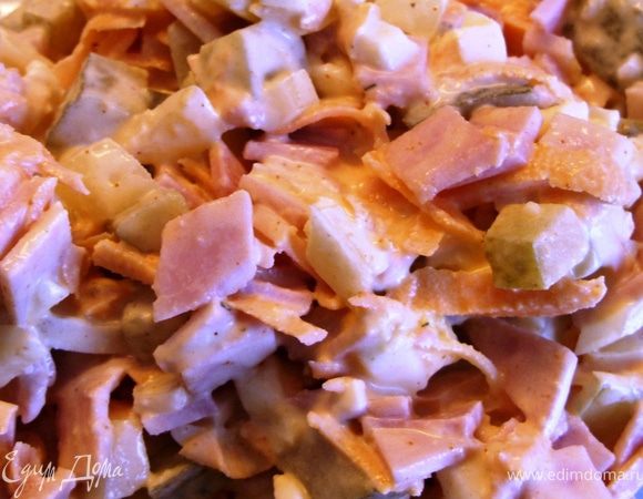 Добавить сметану и майонез. Хорошо перемешать.