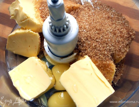 Яйца, масло и сахар соединить, тщательно размешать, можно с помощью комбайна.