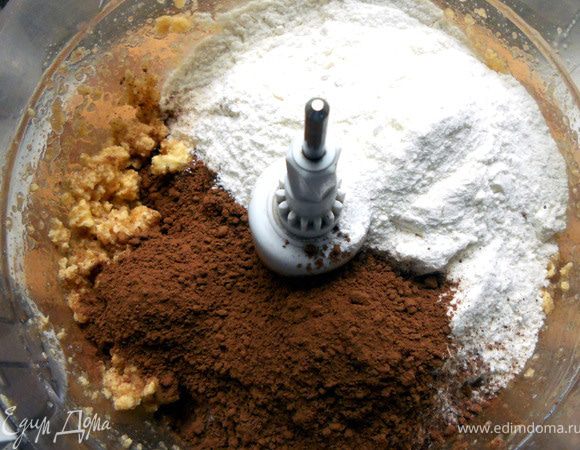 Добавить муку и какао и продолжать размешивать, без фанатизма, до крупных крошек. 