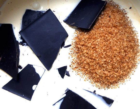 Сливки и сахар довести ко кипения, помешивая, снять с огня. Добавить шоколад, помешивать до его растворения. 