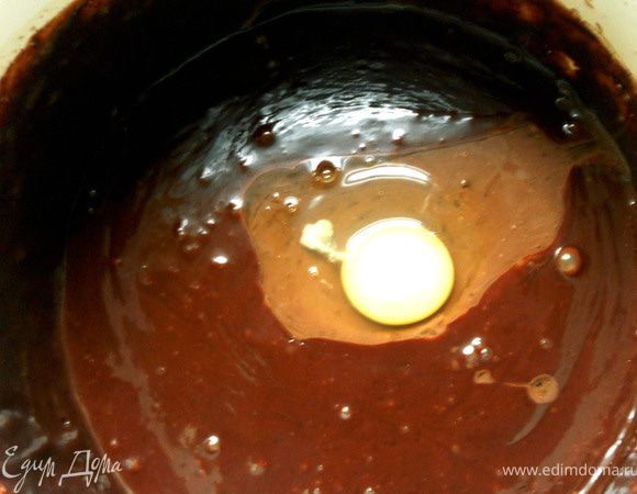 Ввести яйцо, размешать. ***Тоже немного шоколада осталось, поэтому можно уменьшить количество ингредиетов***