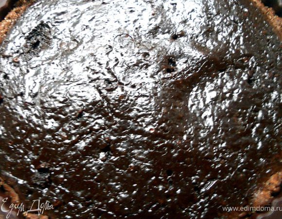 Начинка должна схватиться, но оставаться влажной, мягкой, несколько "желеобразной" что ли. В процессе охлаждения она еще застынет! ***Охладить при комнатной температуре, а потом выдержать в холодильнике, есколько часов***. В итоге вышла вкусная хрустящяя (но плотная) основа, и чрезвычайно шоколадное наполнение, воздушное, пористое, как мусс. Честно говоря, мне внешне не очень пришлась по душе эта пористость, поэтому я присыпал поверхность шоколадной стружкой. Так же очень хорошо с шоколадным мороженым:) 