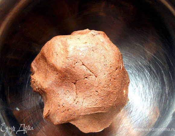 Затем руками слегка вымесить тесто и сформировать шар. ***Опять же, я немного перестарался, тесто получилось более эластичным, чем требовалось***. Затянуть пленкой, убрать в холодильник на час или чуть более. ***Все равно остался лишним уверенный кусок теста, Вы можете разделить его на небольшие кусочки и выпекать около 7-9 минут - получится отличная штука для мороженого!***