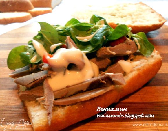 Язык предварительно отварить, очистить от жесткой кожи, нарезать произвольно. Перец сбрызнуть маслом, запечь в духовке до черных подпалин, охладить и удалить кожицу, нарезать. Чиабату разрезать вдоль, смазать оливковым маслом, подсушить в духовке/на сухой сковороде. Половинку смазать хреном, выложить язык, перец и корн, добавить йогурт и накрыть второй частью чиабаты. Подавать немедленно! 