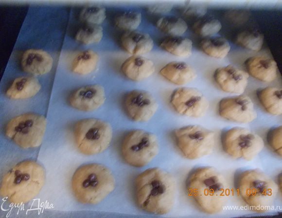 скатать из теста небольшие шарики и выложить на противень. Мне они показались какими-те невзрачными и я добавила шоколадные капли в качестве украшения. Отправляем в нагретую до 200 гр духовку минут на 20-25