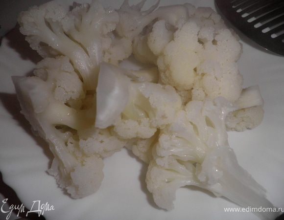 Капусту отварить в подсолённой воде минут 15.
Воду слить кочан разобрать на соцветия.
