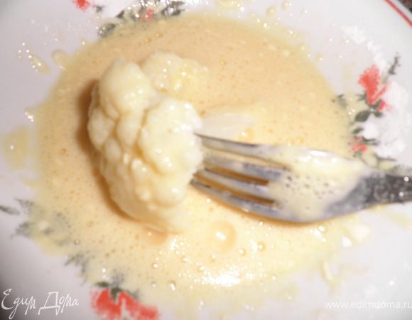 Яйцо взбить добавить муку и тщательно перемешать.
В этой смеси обмакнуть каждое соцветие. 