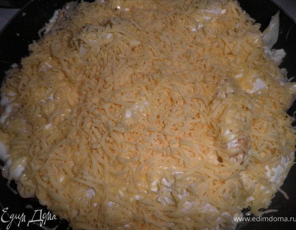 Затем залить сметаной,посыпать тёртым сыром.
Дать постоять на слабом огне под крышкой 10 мин.
