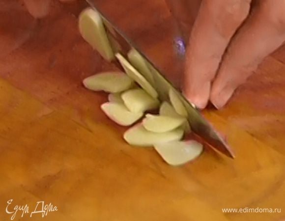 Чеснок почистить и тонко нарезать.