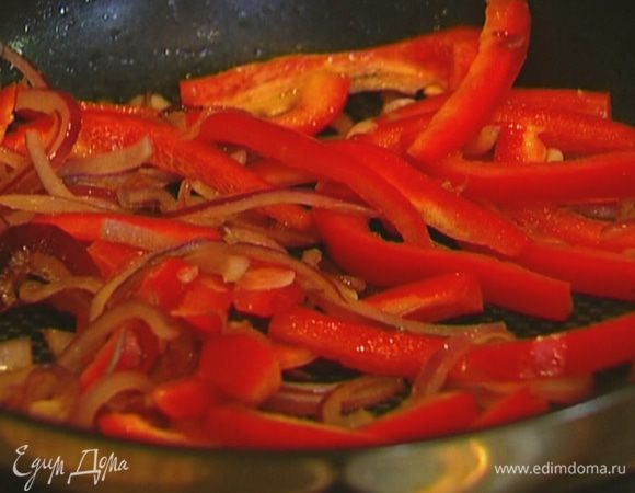 Сладкий перец, удалив плодоножку с семенами, нарезать тонкими полосками и отправить к луку с чесноком.