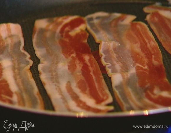 Бекон обжарить на сухой сковороде с обеих сторон до хрустящей корочки.