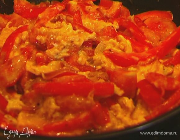 Яйца слегка взбить вилкой, посолить, поперчить и влить в сковороду с овощами. Помешивая, обжаривать буквально минуту, затем разложить по тарелкам.