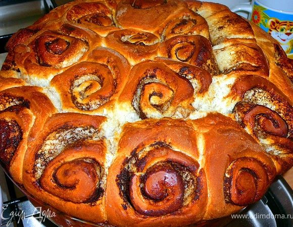 Затем форму плотно накрываем фольгой и отправляем в разогретую до 190-200гр.Выпекаем под фольгой первые 25 минут,затем фольгу снимаем и запекаем уже без нее еще 10минут.Для большей порции форму надо брать около 29см.У меня была 28см.,булочки еле влезли,по-этому сидели плотно,что не очень хорошо.Так как потом,готовые не очень удобно разделять их порционно. 
