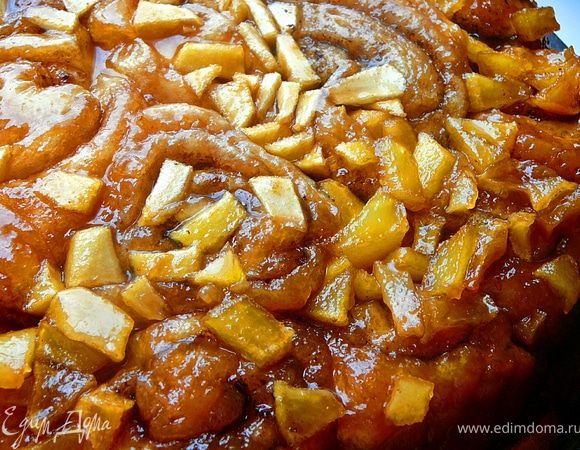 Достаем наши булочки,даем чуть остыть,берем большое блюдо и резким движением переворачиваем их на блюдо вверх ногами.Завариваем чашечки ароматного чая и наслаждаемся влажными коричными булочками в яблочной карамели. 