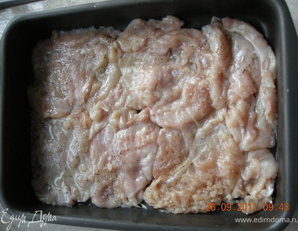 Куринное филе помыть, обсушить, освободить от ненужных пленочек и жилок. Отбить тяпкой. Посолить, поперчить. Выложить в форму плотным слоем. Сбрызнуть соком лимона.
