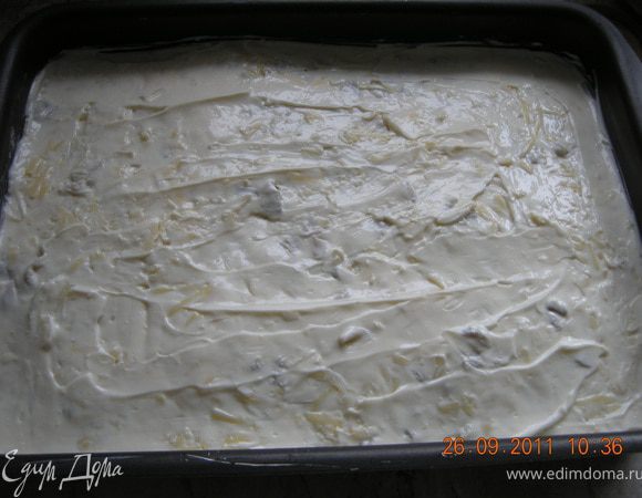 Сверху равномерно распределяем  маионез. Выпекать при температуре 180 до образования золотистой корочки.