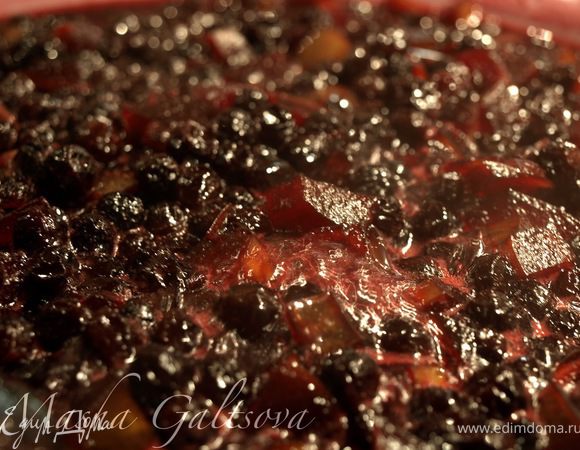 Довести ягоду в сиропе до кипения, всыпать сахар/мёд, дать ему полностью раствориться и добавить яблочки. Проварить до загустения (~20 мин) и добавить корицу с лимонной кислотой. Разлить по баночкам, укутать до полного остывания.