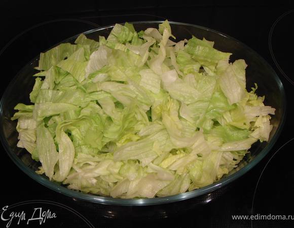 Порвать или порезать листья салата.