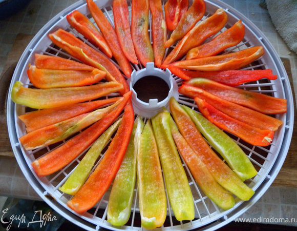 Перец помыть, почистить, порезать, уложить одним слоем в сушку. 