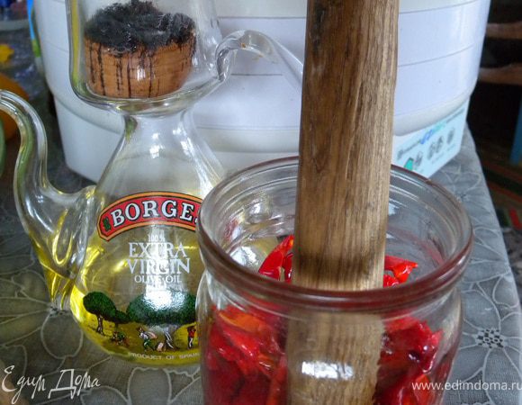 Сложить плотненько в стерильную баночку проливая растительным маслом. Хранить в холодильнике