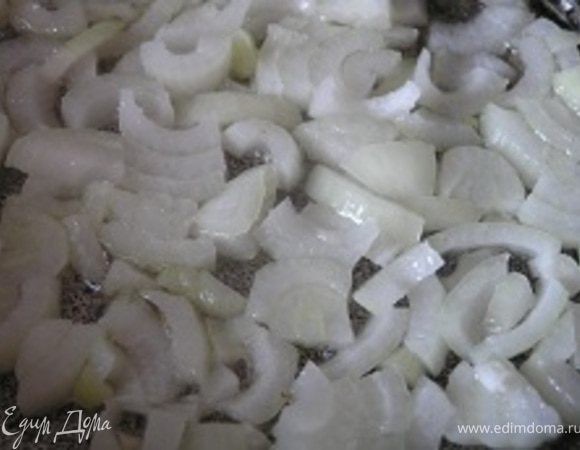 Лук измельчить, слегка обжарить в смеси оливкового и сливочного масел,