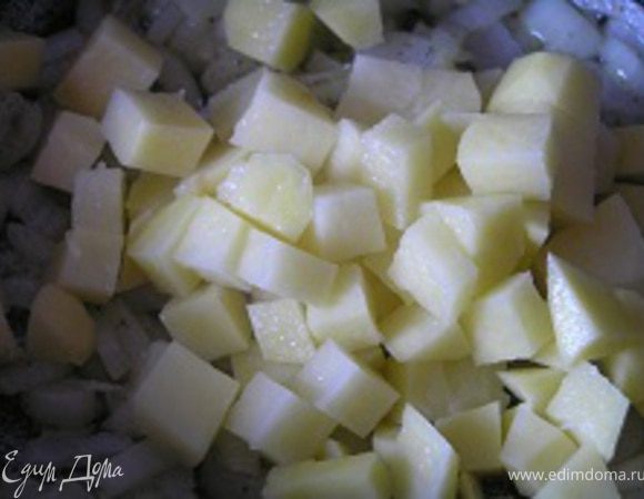 Добавить очишенный и нарезанный кусочками картофель, обжаривать 6 минут.