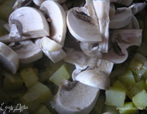 Затем добавить очищенные и нарезанные кусочками грибы. Посолить, поперчить, обжарить, затем (если используете не белые грибы) тушить еще минут 15.