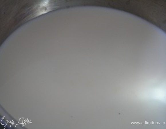 В кастрюлю влить сливки, молоко и готовить 10 минут на небольшом огне (только прогреть).