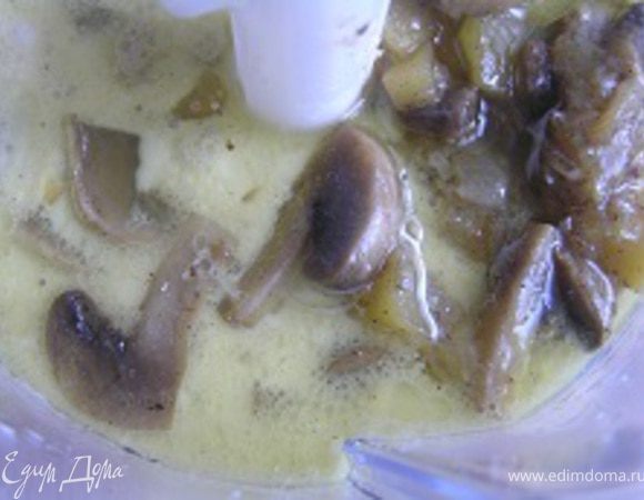 В чашу блендера выложить обжаренные овощи с грибами, влить сливки с молоком и взбить. Если суп получится слишком густым добавить еще молока или овощной бульон. Подавать с чесночными гренками.