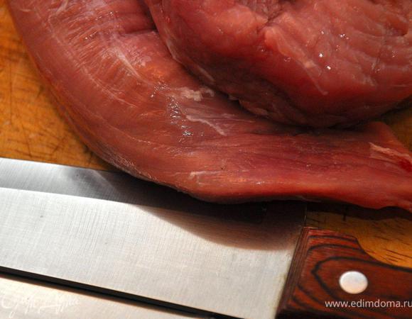 Подготовим мясо. Мякоть нарезать тонкой соломкой, шириной 1см и длиной 5-6см. Добавить специи, тщательно перемешать и оставить мариноваться на 30 минут. За это время тонко нашинковать грибы и корнишоны. Теперь на раскаленной сковороде, маленькими порциями обжарить мясо на оливковом масле 2-3 минуты на порцию. Когда мясо будет обжарено, переложить его в глубокий сотейник. А на сковородку добавить немного сливочного масла и быстро обжарить грибы.